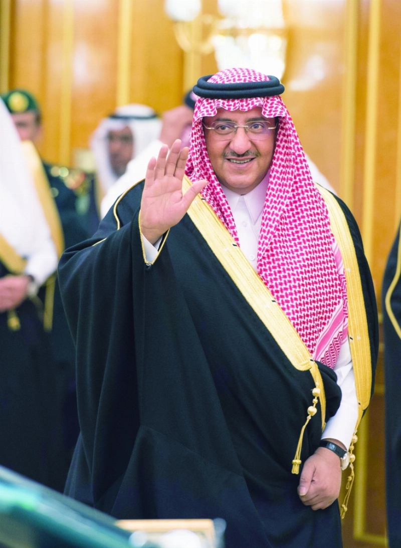 نائب خادم الحرمين محييا أعضاء مجلس الوزراء قبل بداية جلسة اليوم (واس)