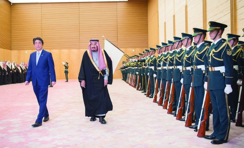 الملك سلمان ورئيس وزراء اليابان خلال استعراض حرس الشرف بطوكيو أمس (بندر الجلعود)