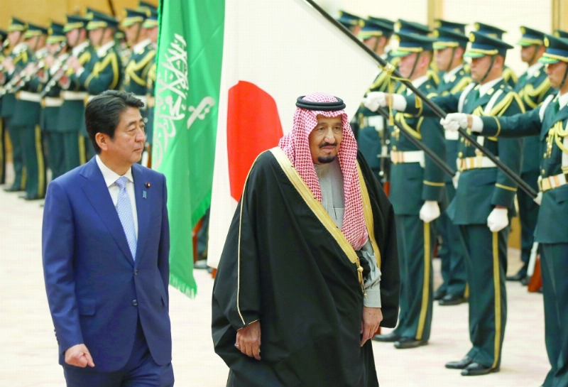الملك سلمان ورئيس وزراء اليابان قبيل جلسة المباحثات بطوكيو أمس (أ ب)