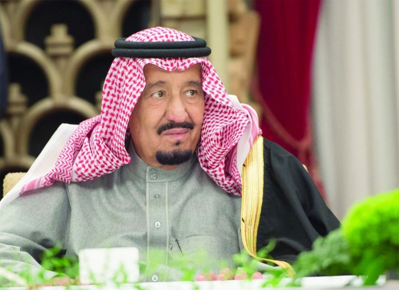 الملك سلمان خلال مأدبة العشاء