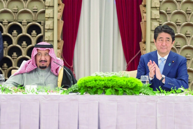 خادم الحرمين الشريفين ورئيس وزراء اليابان خلال مأدبة العشاء