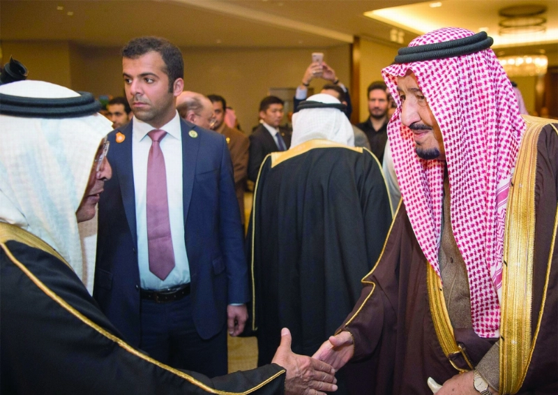 الملك سلمان مصافحا أحد حضور المنتدى (واس)