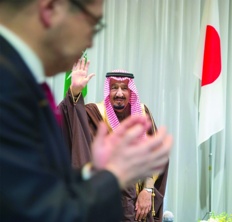 الملك سلمان لدى تشريفه منتدى الأعمال للرؤية السعودية اليابانية 2030 (واس)