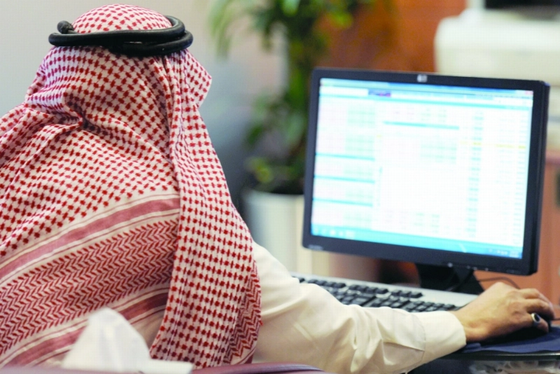 مستثمر يتابع شاشة تداول (مكة)