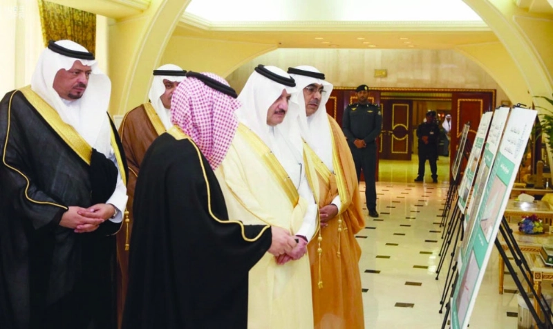 سعود بن نايف مطلعا على خطط الأمانة (واس)