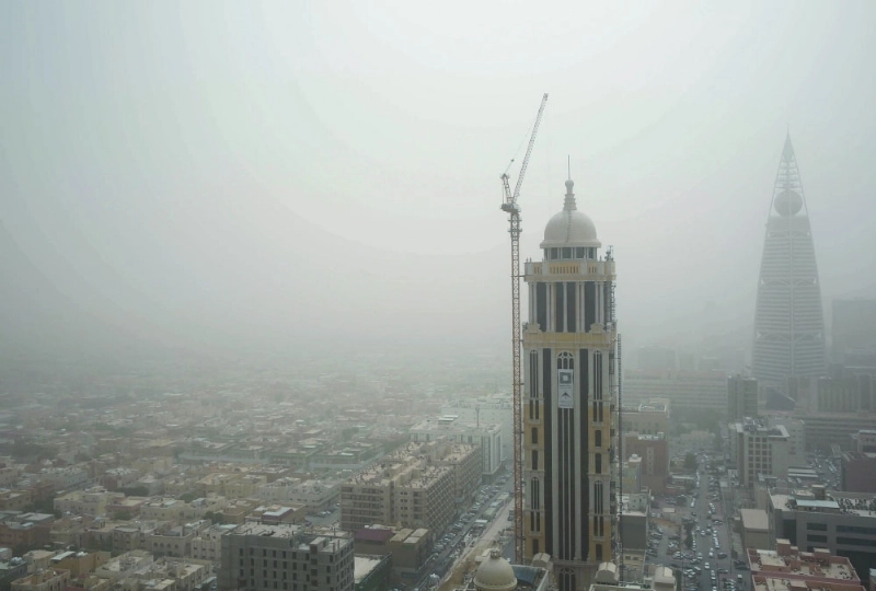 موجة الغبار ساهمت في تدني الرؤية أمس بالرياض (زياد الرزيزاء)
