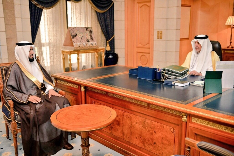 خالد الفيصل مستقبلا عبدالمنعم الشهري (واس)