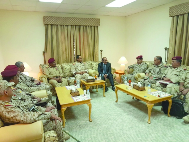 نائب الرئيس اليمني ملتقيا قادة الجيش بحضرموت (سبأ نت)