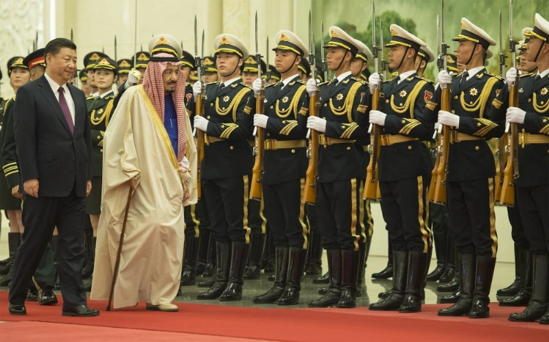 الملك سلمان مستعرضا حرس الشرف خلال مراسم استقباله من الرئيس الصيني (بندر الجلعود)