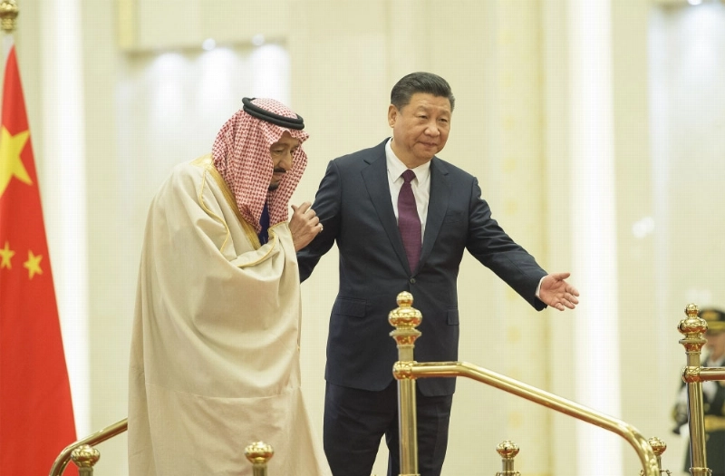 الرئيس الصيني مستقبلا خادم الحرمين في قاعة الشعب الكبرى (بندر الجلعود)