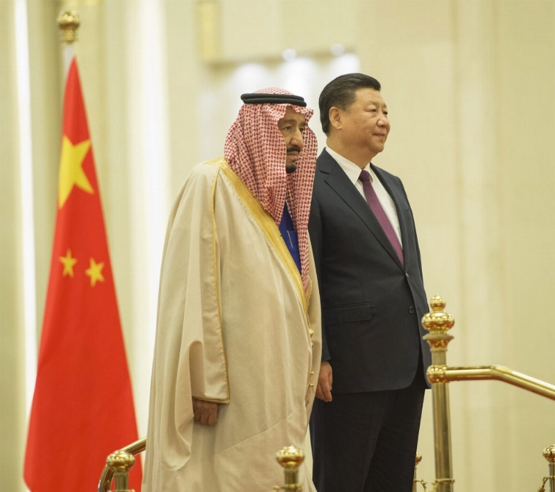 الملك سلمان والرئيس الصيني خلال عزف السلامين الملكي السعودي والوطني الصيني