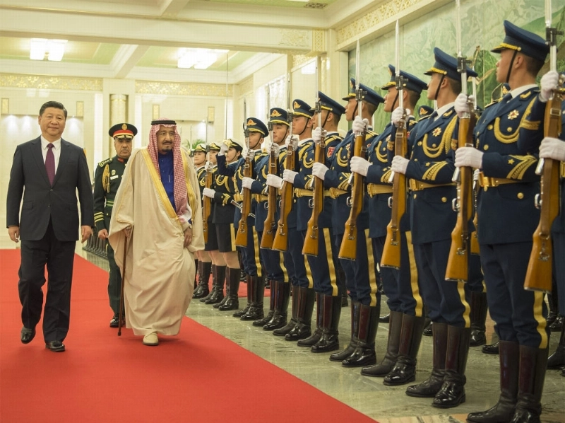 الملك سلمان مستعرضا حرس الشرف خلال مراسم استقباله من الرئيس الصيني (بندر الجلعود)