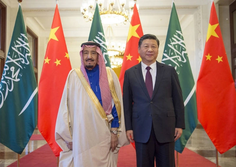 الملك سلمان والرئيس الصيني خلال مراسم الاستقبال