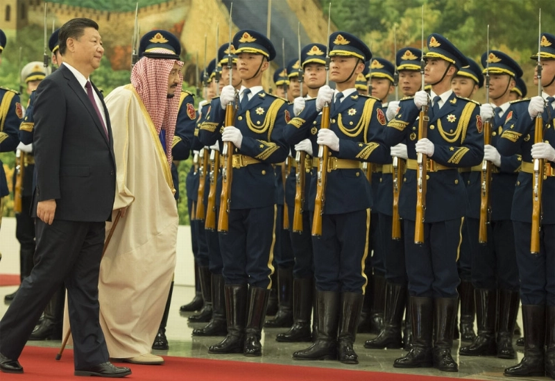 الملك سلمان مستعرضا حرس الشرف خلال مراسم استقباله من الرئيس الصيني (بندر الجلعود)