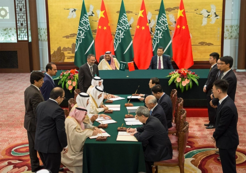 الملك سلمان وشي جين بينج خلال حضورهما توقيع مذكرات تفاهم وتعاون وبرامج بين السعودية والصين (بندر الجلعود)