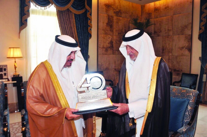 الفيصل متسلما إصدارا خاصا من مدير مكتب التربية لدول الخليج (واس)