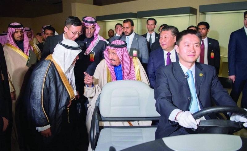 الملك سلمان والرئيس الصيني خلال تجولهما في أرجاء المعرض