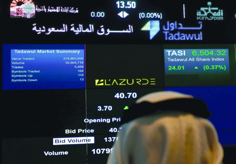 مستثمر يتابع شاشة سوق الأسهم السعودية (مكة)