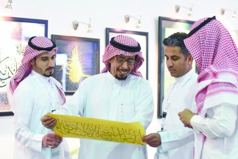 الميمون مع مجموعة من الخطاطين الشباب (مكة)