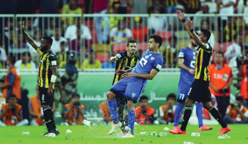 جانب من أحداث الشغب في مباراة الاتحاد والهلال بالجوهرة (مكة)