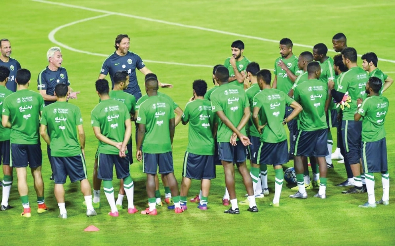 مارفيك يحيط اللاعبين بالتوجيهات قبل بدء الحصة التدريبية أمس (مكة)