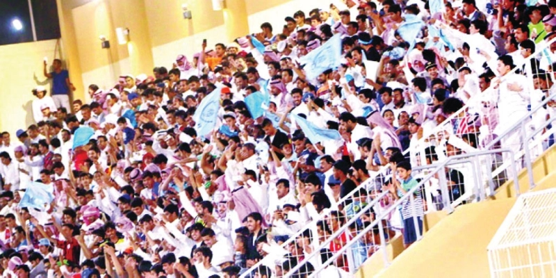 جماهير الباطن بدت متمسكة بالزي الوطني في المدرجات (مكة)