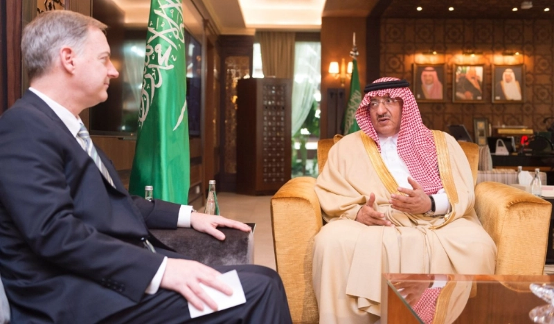 الأمير محمد بن نايف لدى استقباله كريستوفر هينزيل (واس)