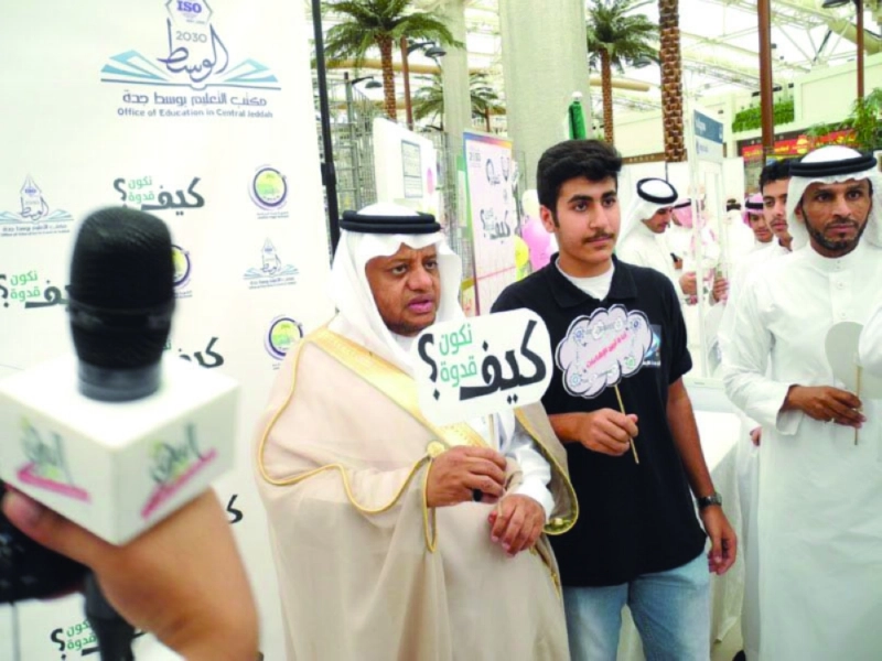عبدالله الثقفي متجولا في المعرض أمس (مكة)