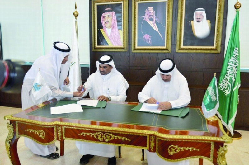 القحطاني والفاضلي أثناء توقيع الاتفاقية (واس)