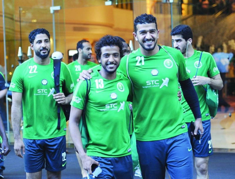 لاعبو الأخضر خلال توجههم للملعب لأداء التدريب