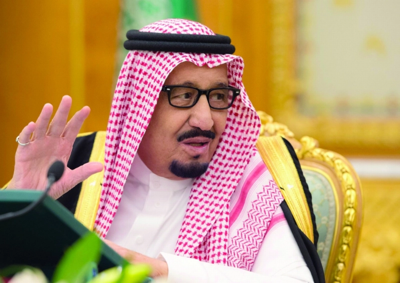 الملك سلمان خلال ترؤسه جلسة المجلس في قصر اليمامة بالرياض اليوم (واس)