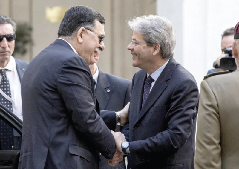 رئيس وزراء إيطاليا يصافح نظيره الليبي في روما أمس (أ ب)