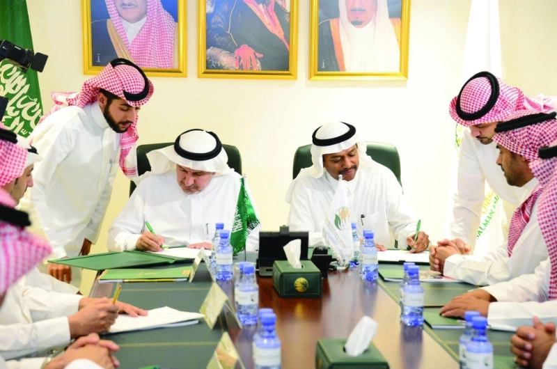 عبدالله الربيعة وعبدالفتاح مشاط خلال توقيع الاتفاقية (مكة)