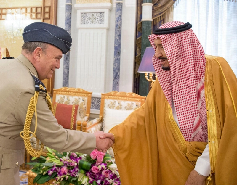 الملك سلمان لدى استقباله جوي ستيوارت