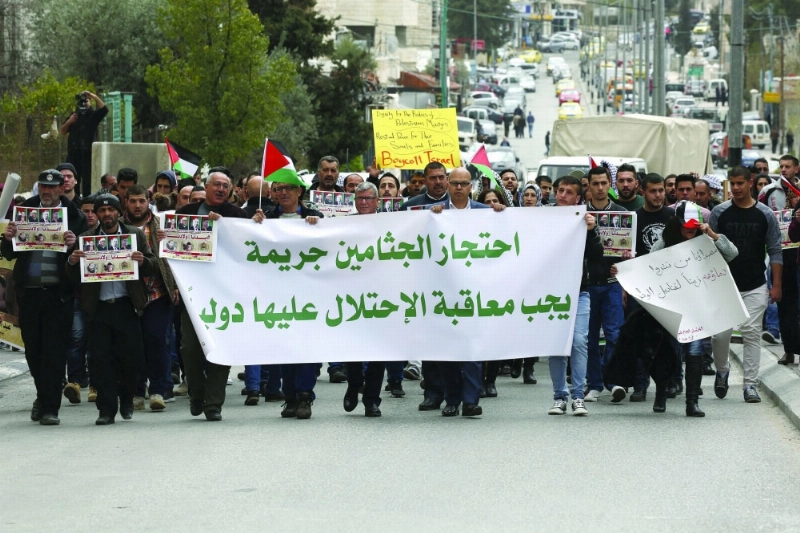 محتجون فلسطينيون ضد حجب الجثث في بيت لحم (إ ب أ)