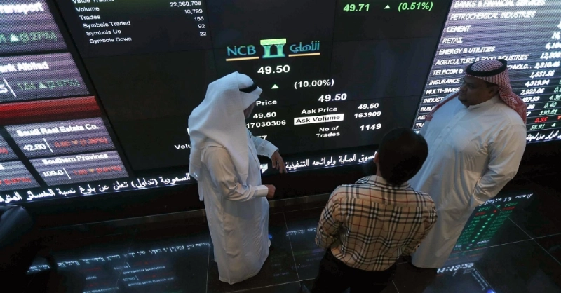 متداولون بجانب شاشة عرض الأسعار (مكة)