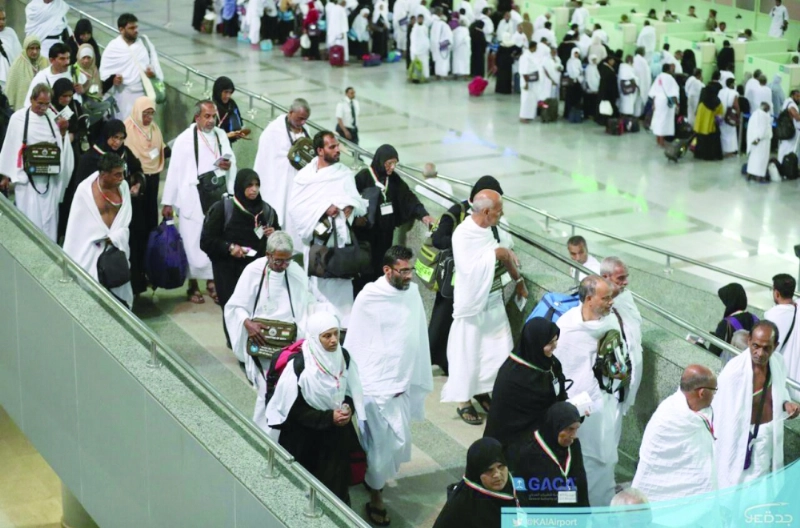 حجاج لدى وصولهم مطار الملك عبدالعزيز في وقت سابق (مكة)