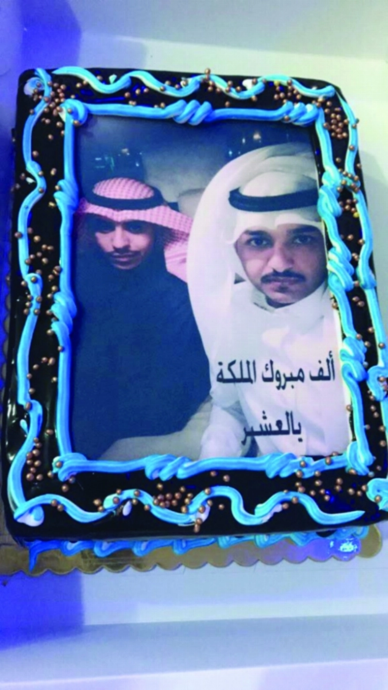 قالب حلوى يحمل صورة الشهيد وصديقه