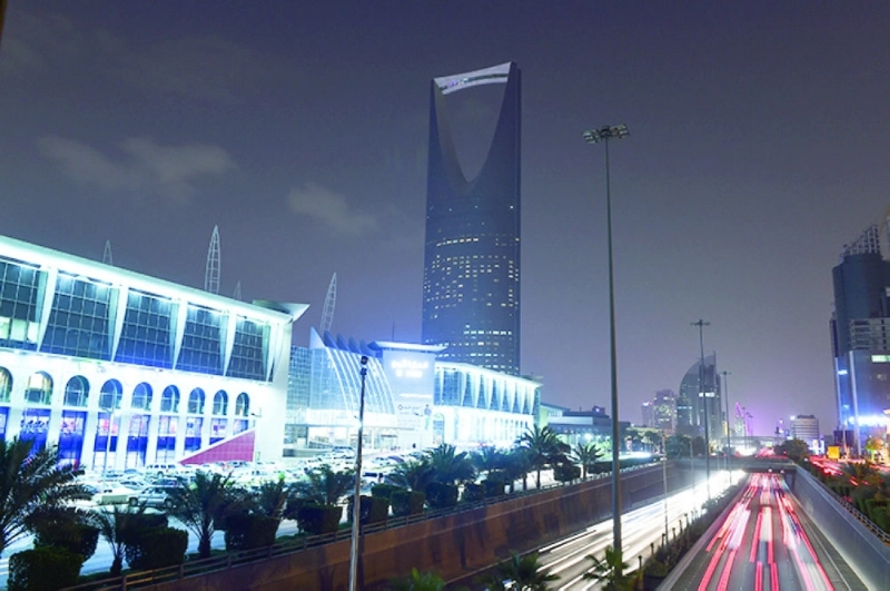 الظلام يغطي طريق الملك فهد بالرياض