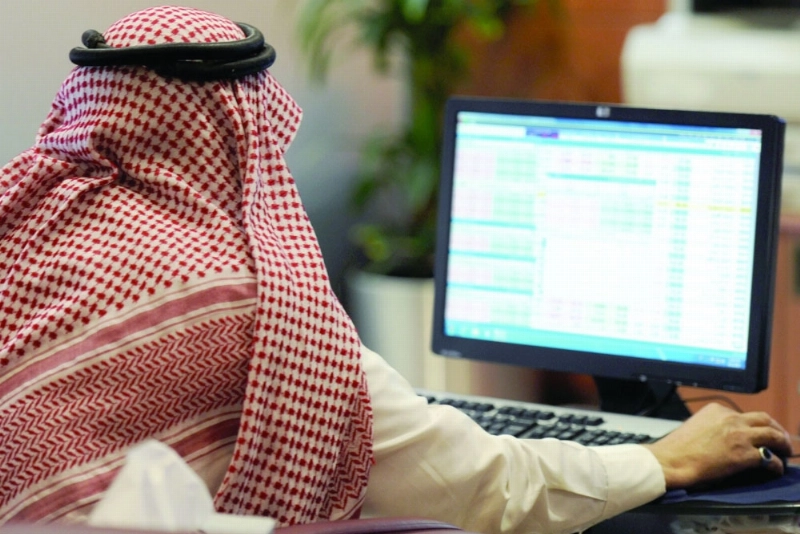 مستثمر يتابع شاشة تداول (مكة)