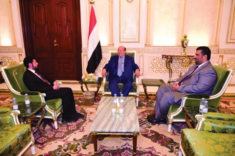 هادي مستقبلا رئيس الحملة الشعبية لشكر السعودية والإمارات فراس اليافعي في عدن أمس (سبأ نت)