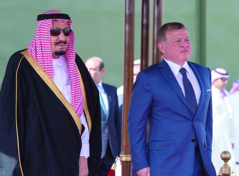 الملك سلمان وعبدالله بن الحسين خلال عزف السلامين الملكيين السعودي والأردني