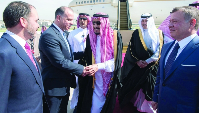 الملك سلمان مصافحا مستقبليه لدى وصوله الأردن اليوم