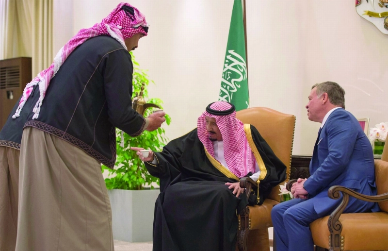 القهوة العربية تقدم لخادم الحرمين خلال الاستقبال
