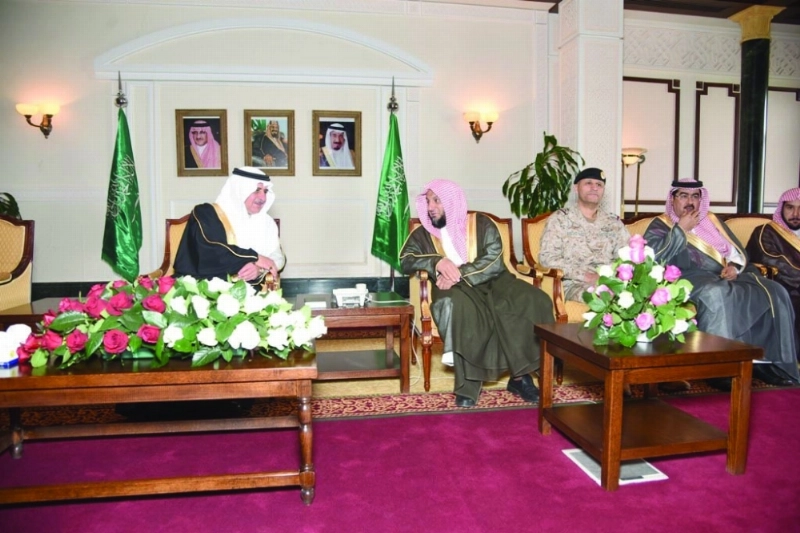 فهد بن سلطان خلال استقباله المسؤولين والمشايخ (مكة)