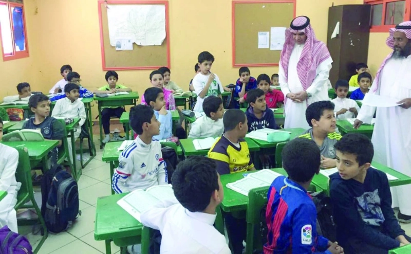 أحمد العيسى لدى زيارته مدرسة في مكة أمس الأول (واس)