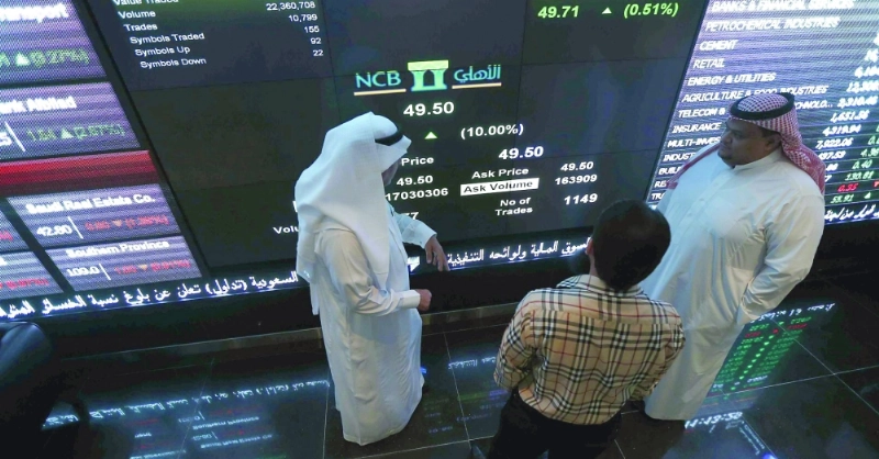 متداولون بجانب شاشة عرض الأسعار (مكة)