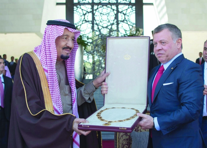 الملك سلمان خلال تقلده قلادة الشريف الحسين بن علي من الملك عبدالله الثاني