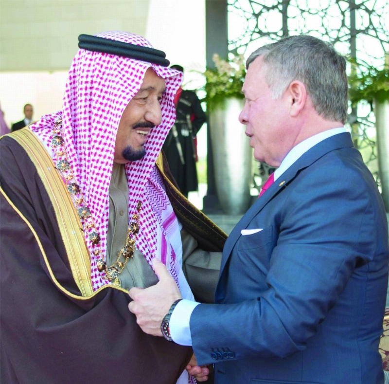 الملك سلمان خلال تقلده قلادة الشريف الحسين بن علي من الملك عبدالله الثاني