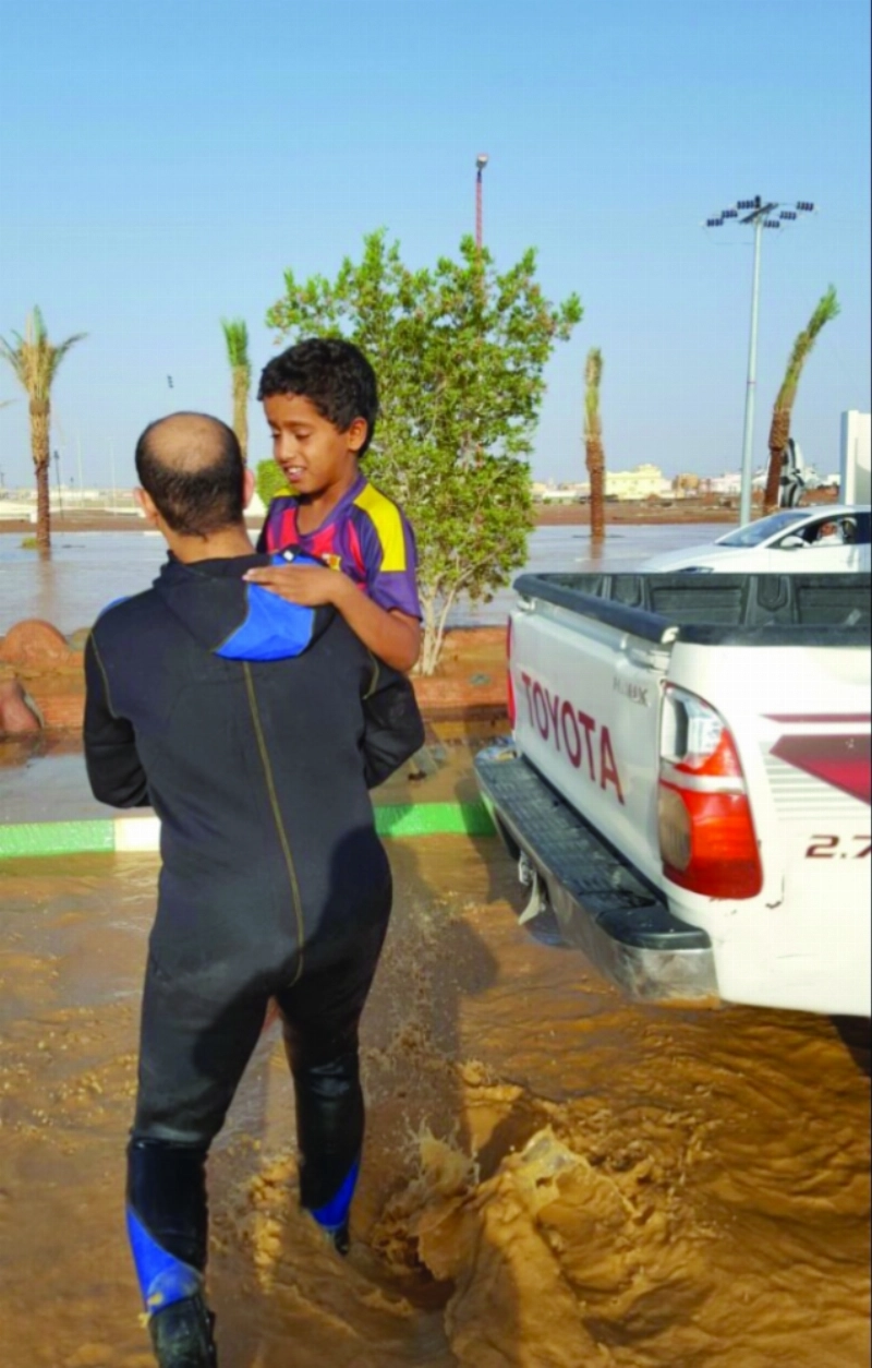 إنقاذ طفل من منزل أسرته المحتجزة